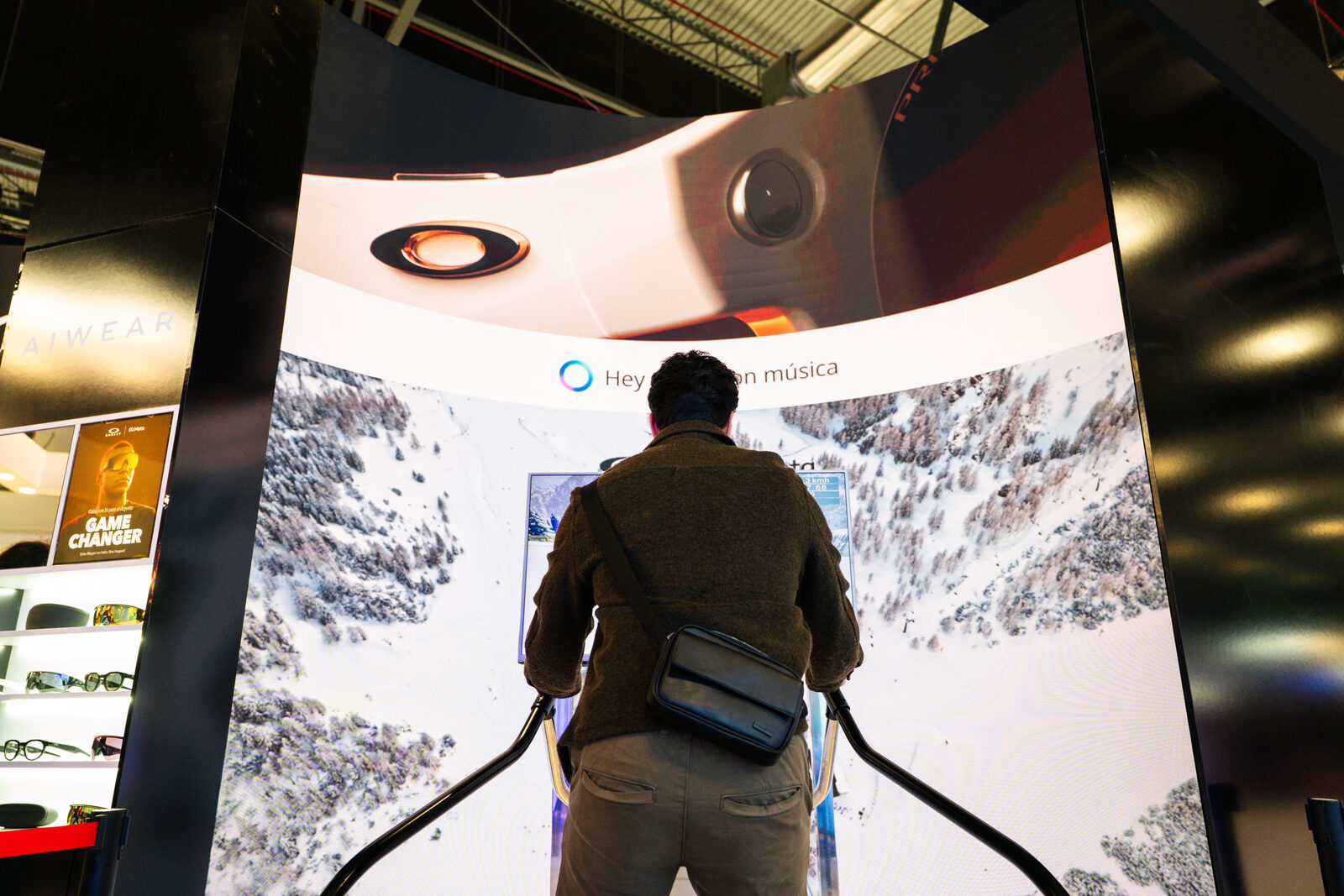 Experiencia inmersiva con pantalla LED curva en un stand
